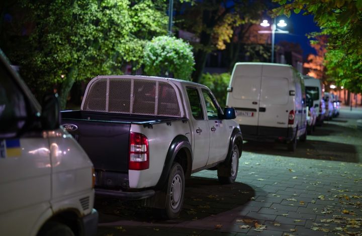 Ukrainas karavīriem nogādāta kārtējā Ogres novada palīdzības krava ar 27 automašīnām (foto)