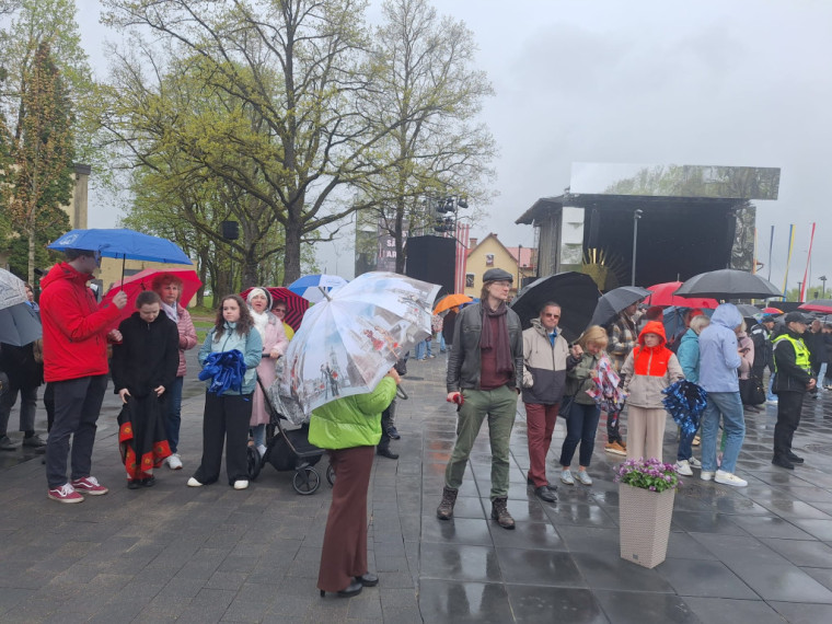 FOTO: Ogrē svinīgi atklāts Neatkarības laukums un Brīvības ceļa ekspozīcija