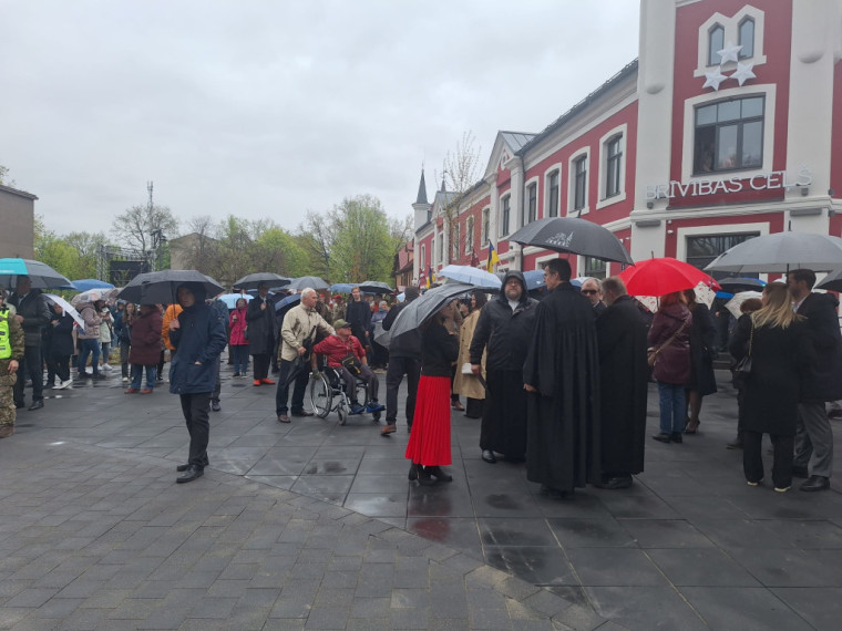 FOTO: Ogrē svinīgi atklāts Neatkarības laukums un Brīvības ceļa ekspozīcija