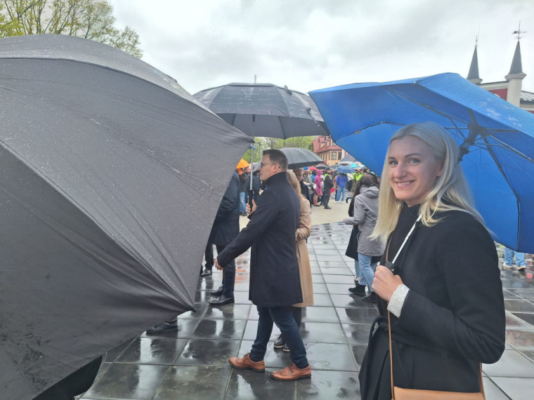 FOTO: Ogrē svinīgi atklāts Neatkarības laukums un Brīvības ceļa ekspozīcija