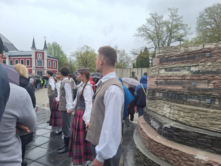 FOTO: Ogrē svinīgi atklāts Neatkarības laukums un Brīvības ceļa ekspozīcija