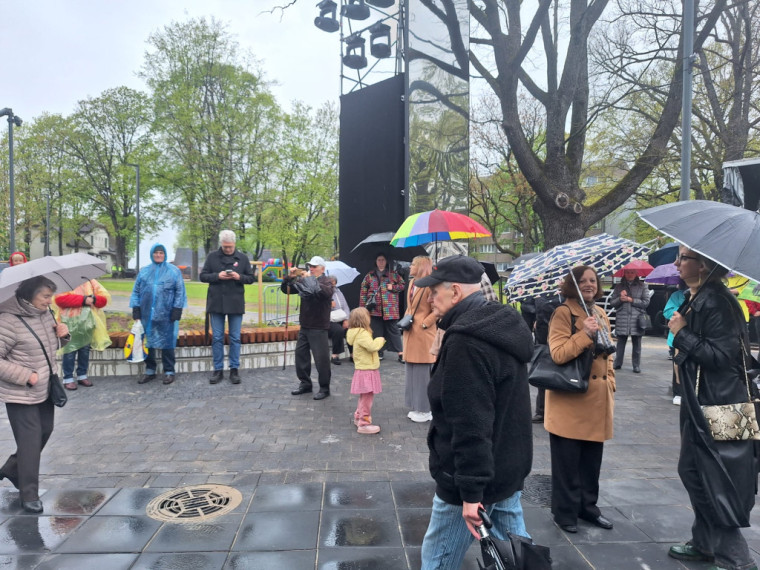 FOTO: Ogrē svinīgi atklāts Neatkarības laukums un Brīvības ceļa ekspozīcija