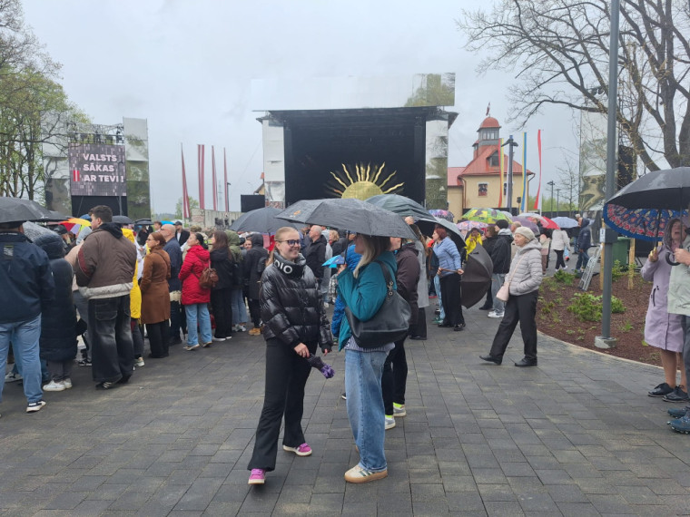 FOTO: Ogrē svinīgi atklāts Neatkarības laukums un Brīvības ceļa ekspozīcija