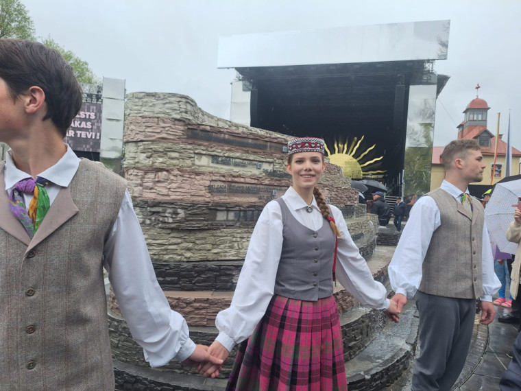 FOTO: Ogrē svinīgi atklāts Neatkarības laukums un Brīvības ceļa ekspozīcija
