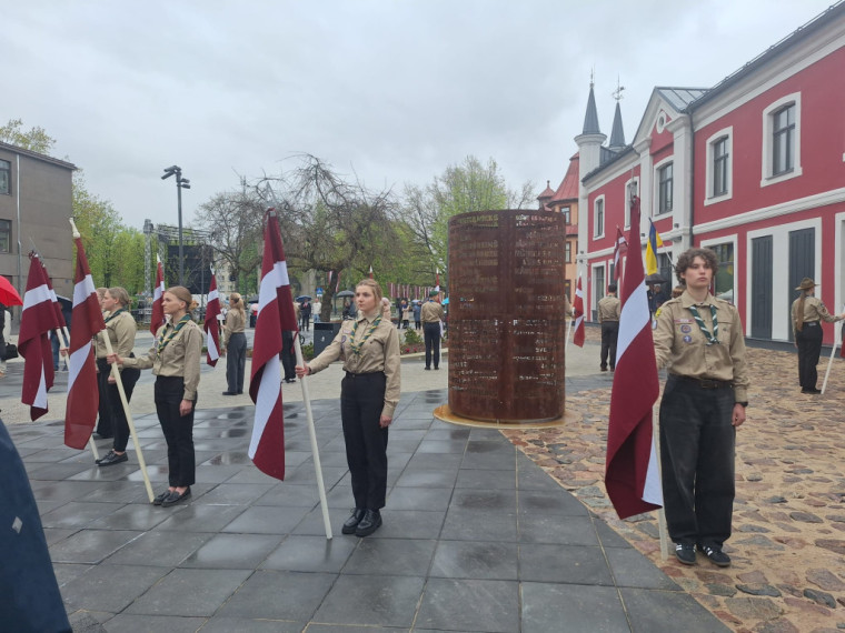 FOTO: Ogrē svinīgi atklāts Neatkarības laukums un Brīvības ceļa ekspozīcija