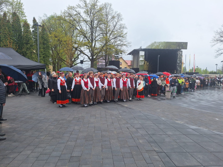 FOTO: Ogrē svinīgi atklāts Neatkarības laukums un Brīvības ceļa ekspozīcija