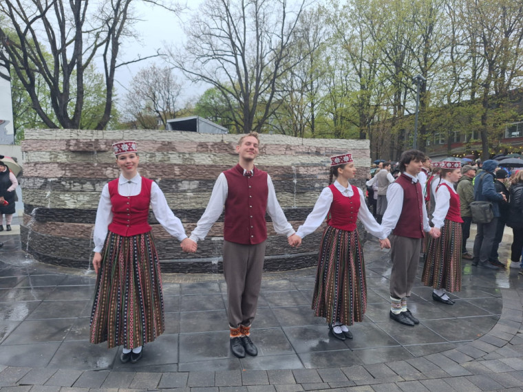 FOTO: Ogrē svinīgi atklāts Neatkarības laukums un Brīvības ceļa ekspozīcija