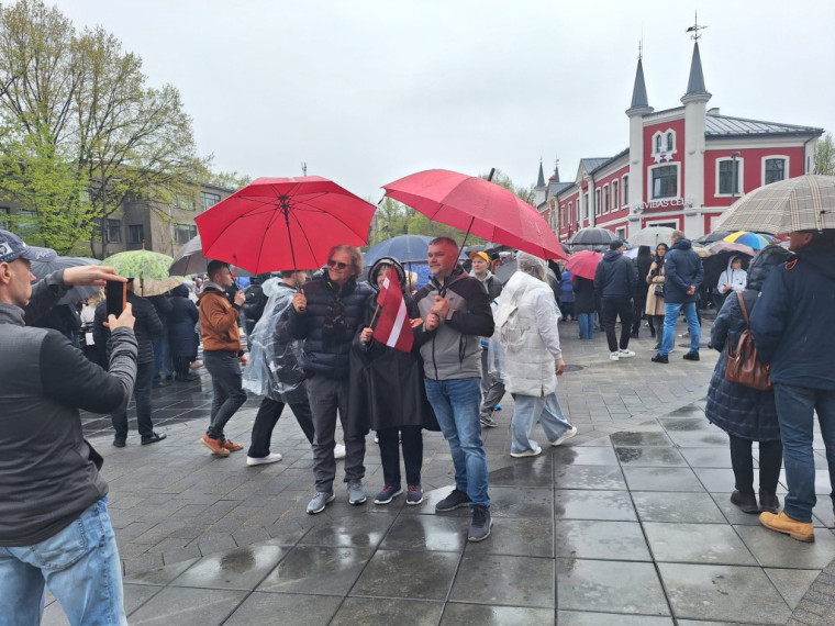 FOTO: Ogrē svinīgi atklāts Neatkarības laukums un Brīvības ceļa ekspozīcija