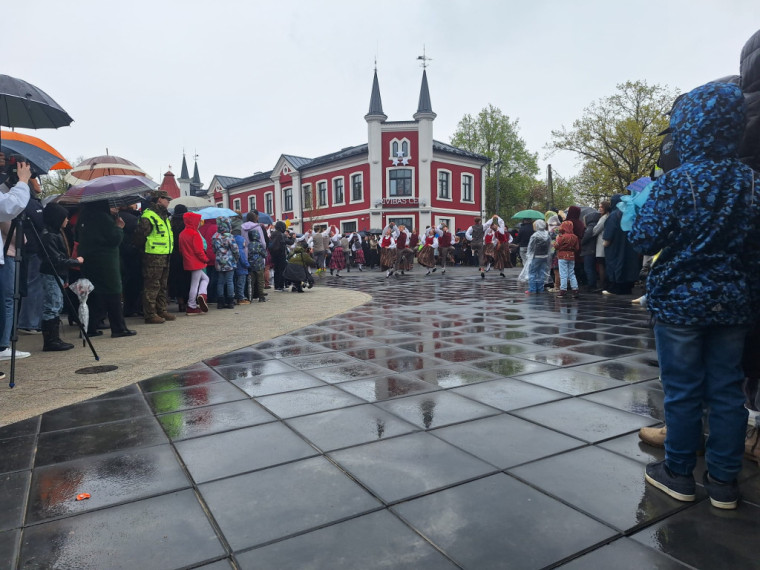 FOTO: Ogrē svinīgi atklāts Neatkarības laukums un Brīvības ceļa ekspozīcija