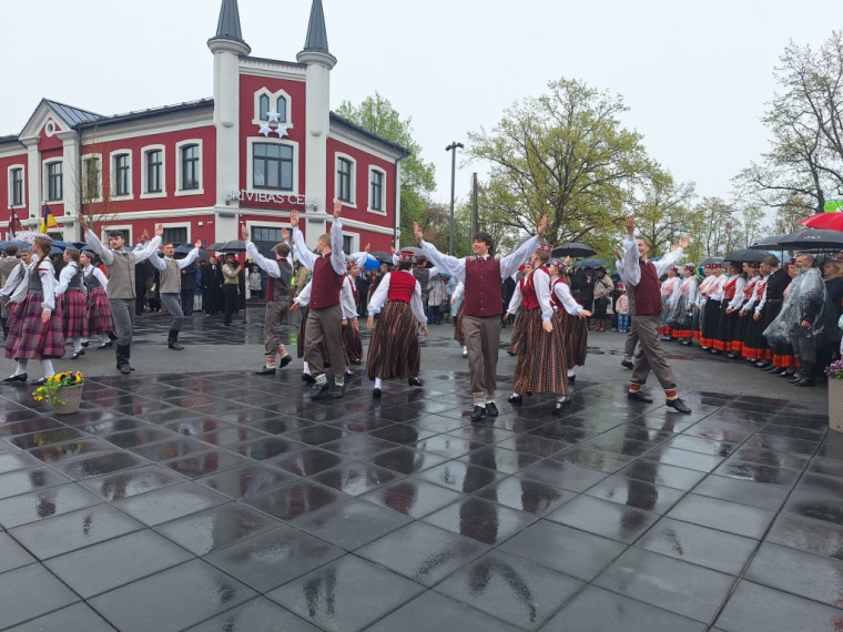 FOTO: Ogrē svinīgi atklāts Neatkarības laukums un Brīvības ceļa ekspozīcija