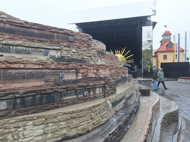 FOTO: Ogrē svinīgi atklāts Neatkarības laukums un Brīvības ceļa ekspozīcija