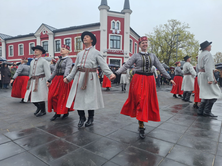 FOTO: Ogrē svinīgi atklāts Neatkarības laukums un Brīvības ceļa ekspozīcija