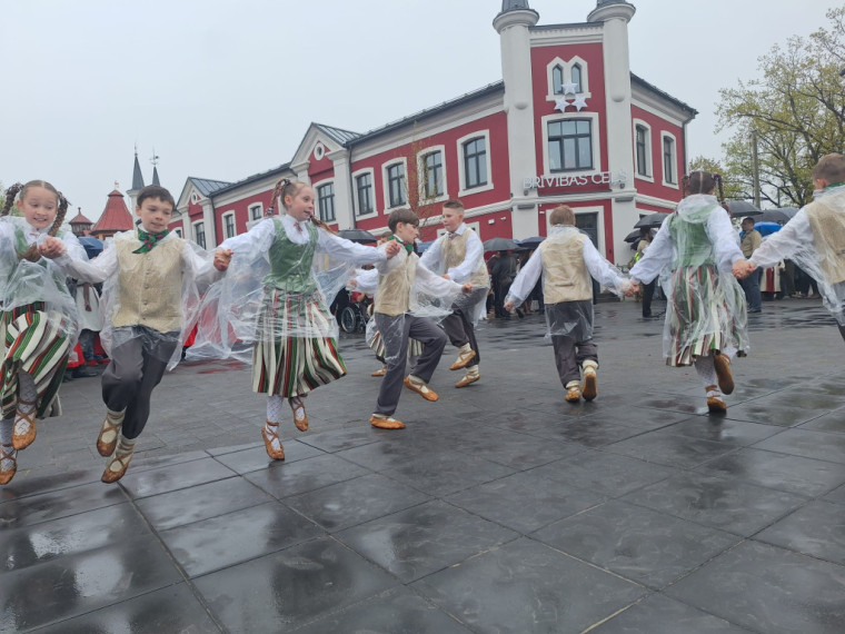 FOTO: Ogrē svinīgi atklāts Neatkarības laukums un Brīvības ceļa ekspozīcija