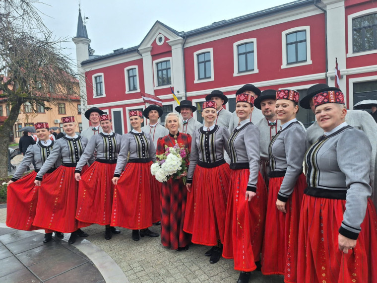 FOTO: Ogrē svinīgi atklāts Neatkarības laukums un Brīvības ceļa ekspozīcija