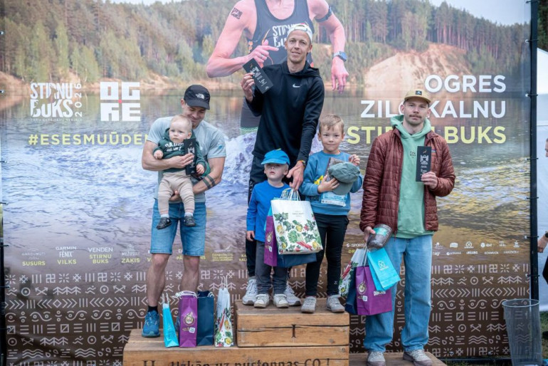 FOTO: "Stirnubuks" Ogres Zilajos kalnos - dalībnieku vidū arī sabiedrībā zināmi cilvēki