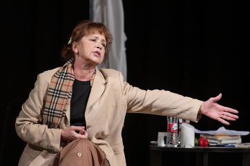 Attēls rakstam: Regīnas Devītes monoizrāde "Sieviete ar dzeltenām brillēm"