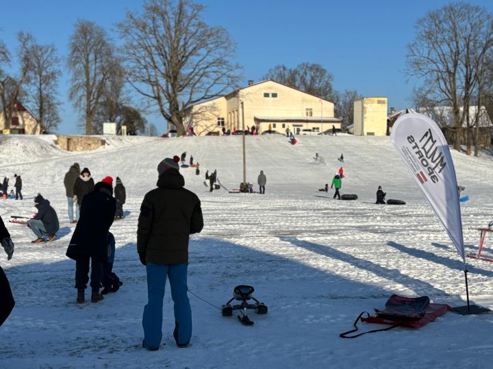 FOTO: Tīnūžos šodien neierasta rosība – azartiskā gaisotnē aizvadīta "Sniega diena"