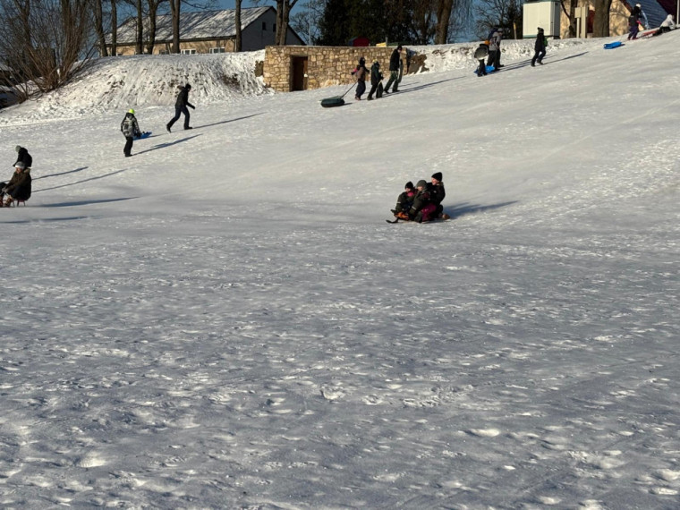 FOTO: Tīnūžos šodien neierasta rosība – azartiskā gaisotnē aizvadīta "Sniega diena"