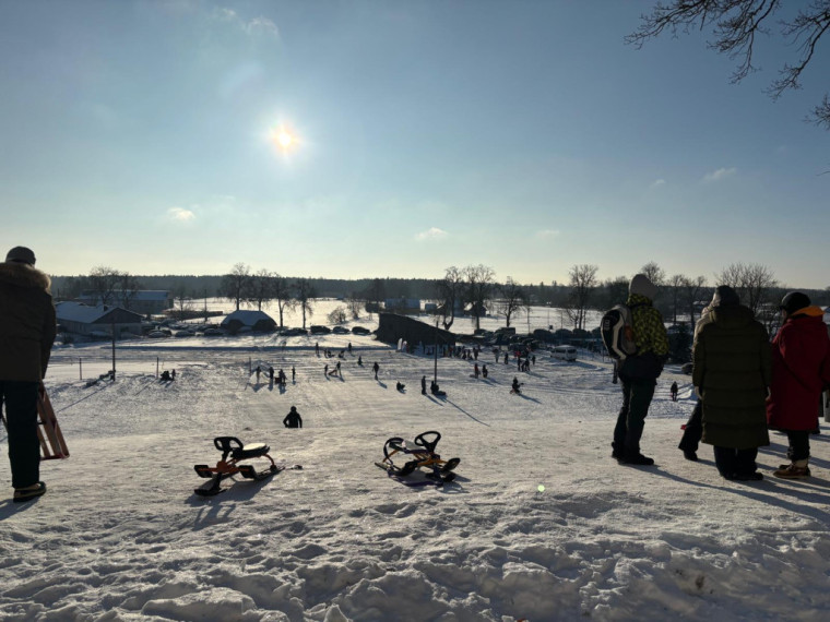 FOTO: Tīnūžos šodien neierasta rosība – azartiskā gaisotnē aizvadīta "Sniega diena"