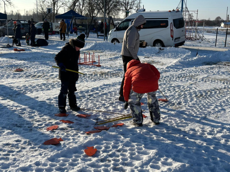 FOTO: Tīnūžos šodien neierasta rosība – azartiskā gaisotnē aizvadīta "Sniega diena"