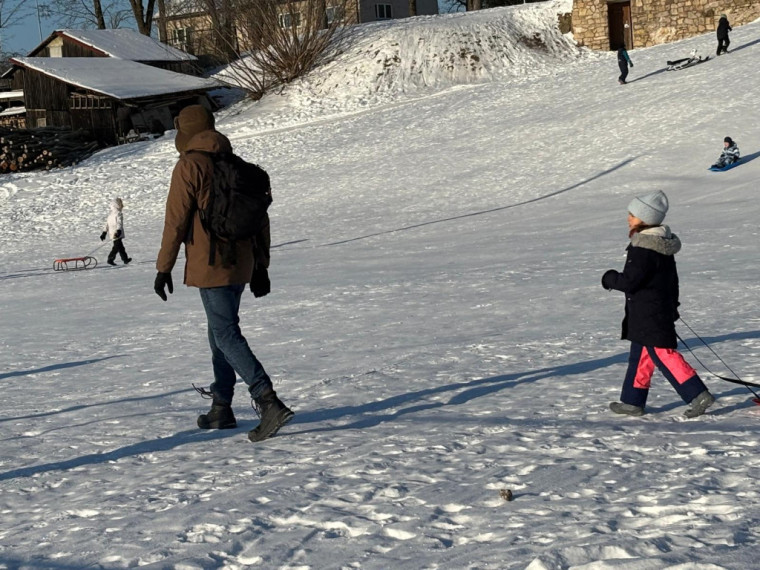 FOTO: Tīnūžos šodien neierasta rosība – azartiskā gaisotnē aizvadīta "Sniega diena"