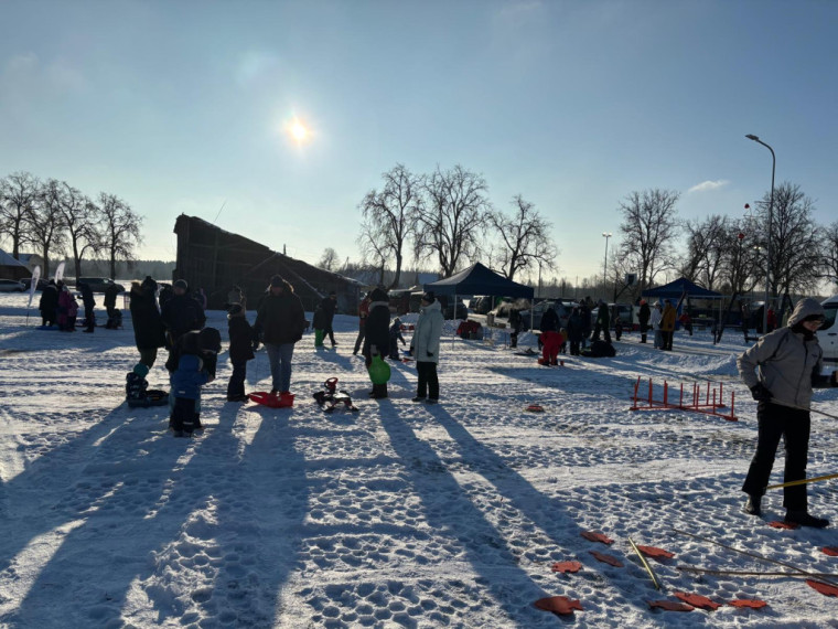 FOTO: Tīnūžos šodien neierasta rosība – azartiskā gaisotnē aizvadīta "Sniega diena"