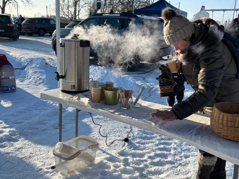 FOTO: Tīnūžos šodien neierasta rosība – azartiskā gaisotnē aizvadīta "Sniega diena"