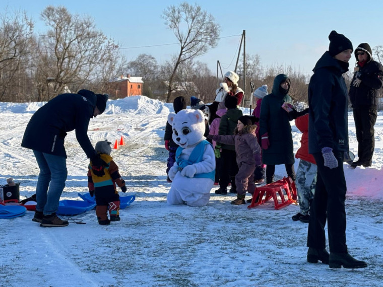 FOTO: Tīnūžos šodien neierasta rosība – azartiskā gaisotnē aizvadīta "Sniega diena"