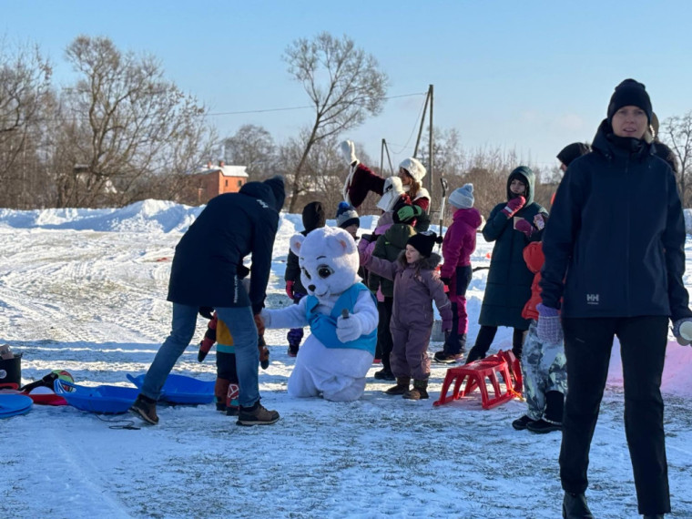 FOTO: Tīnūžos šodien neierasta rosība – azartiskā gaisotnē aizvadīta "Sniega diena"