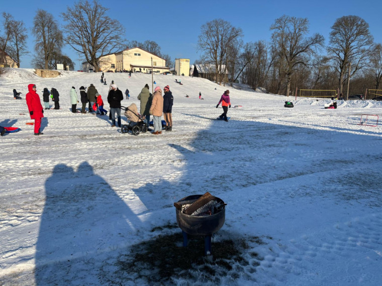 FOTO: Tīnūžos šodien neierasta rosība – azartiskā gaisotnē aizvadīta "Sniega diena"