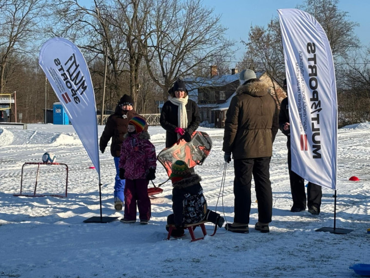 FOTO: Tīnūžos šodien neierasta rosība – azartiskā gaisotnē aizvadīta "Sniega diena"