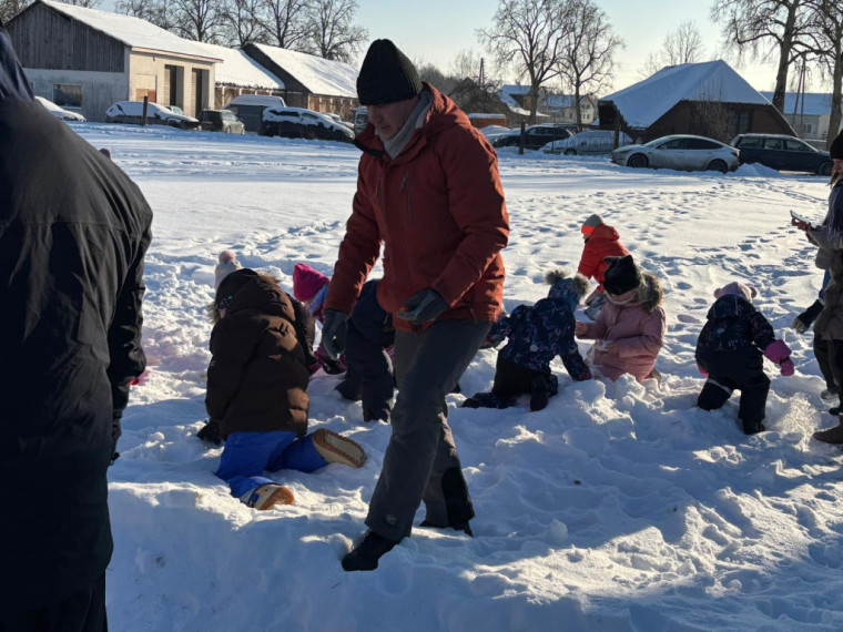 FOTO: Tīnūžos šodien neierasta rosība – azartiskā gaisotnē aizvadīta "Sniega diena"