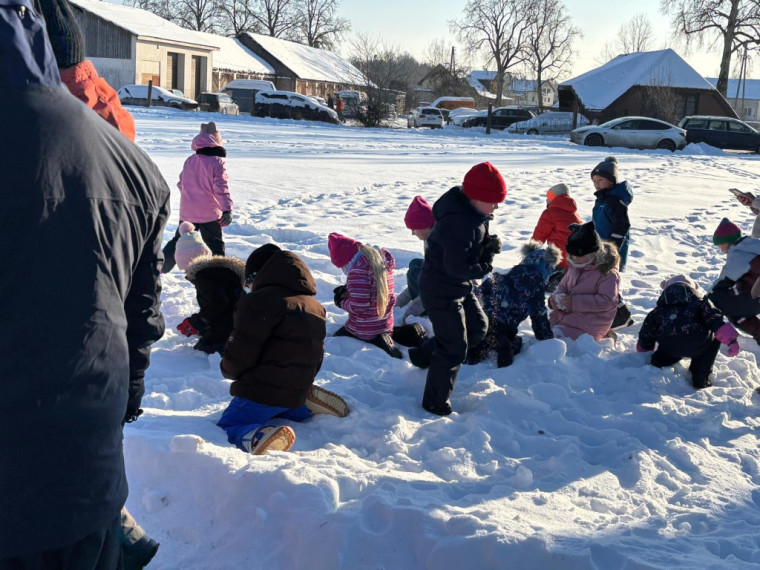 FOTO: Tīnūžos šodien neierasta rosība – azartiskā gaisotnē aizvadīta "Sniega diena"