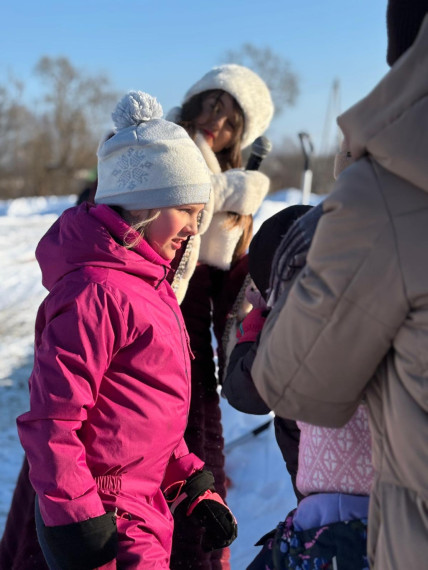 FOTO: Tīnūžos šodien neierasta rosība – azartiskā gaisotnē aizvadīta "Sniega diena"