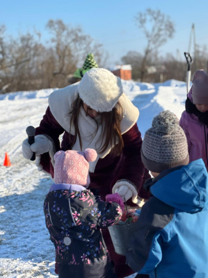 FOTO: Tīnūžos šodien neierasta rosība – azartiskā gaisotnē aizvadīta "Sniega diena"