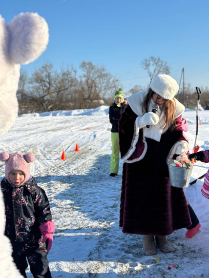 FOTO: Tīnūžos šodien neierasta rosība – azartiskā gaisotnē aizvadīta "Sniega diena"