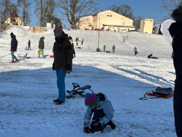 FOTO: Tīnūžos šodien neierasta rosība – azartiskā gaisotnē aizvadīta "Sniega diena"
