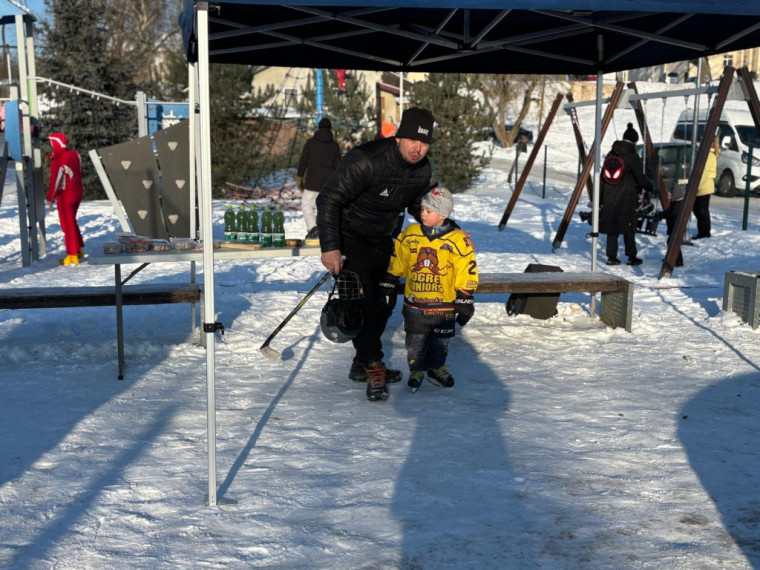 FOTO: Tīnūžos šodien neierasta rosība – azartiskā gaisotnē aizvadīta "Sniega diena"