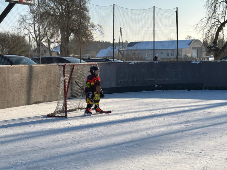 FOTO: Tīnūžos šodien neierasta rosība – azartiskā gaisotnē aizvadīta "Sniega diena"