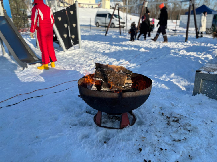 FOTO: Tīnūžos šodien neierasta rosība – azartiskā gaisotnē aizvadīta "Sniega diena"