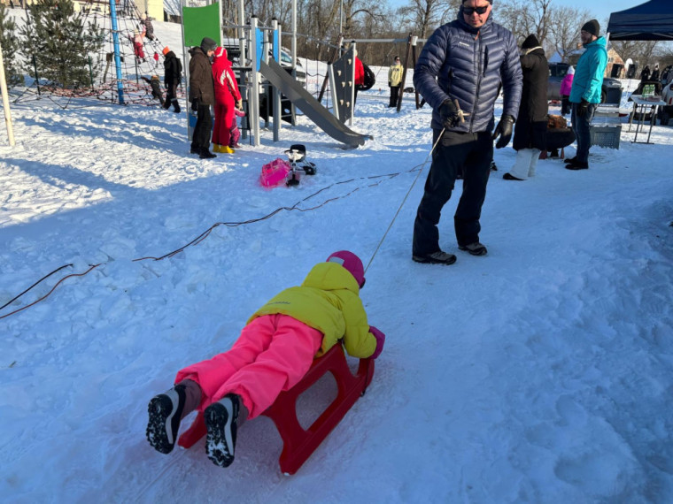 FOTO: Tīnūžos šodien neierasta rosība – azartiskā gaisotnē aizvadīta "Sniega diena"