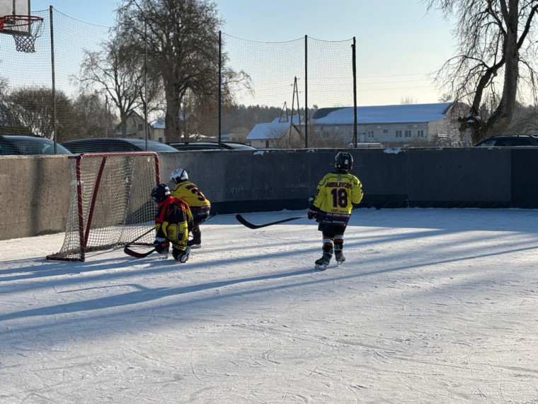 FOTO: Tīnūžos šodien neierasta rosība – azartiskā gaisotnē aizvadīta "Sniega diena"