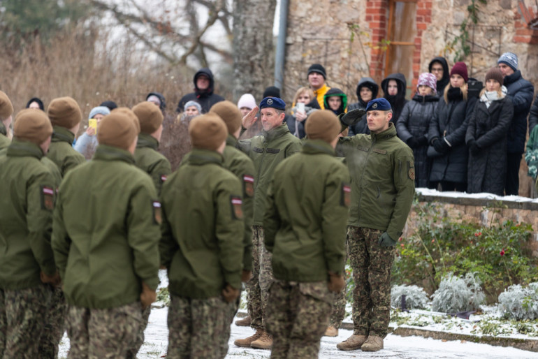 FOTO: Lielvārdē aizvadīts pirmais Gaisa spēkos dienošo valsts aizsardzības dienesta karavīru izlaidums