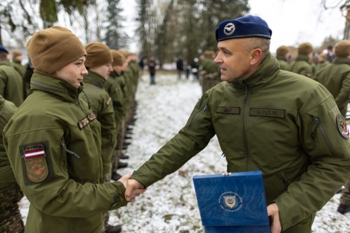FOTO: Lielvārdē aizvadīts pirmais Gaisa spēkos dienošo valsts  aizsardzības dienesta karavīru izlaidums