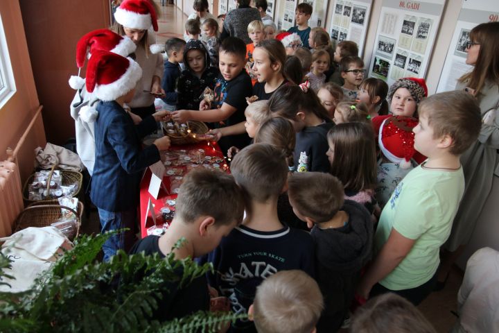FOTO: Suntažu pamatskolas labdarības tirdziņš  Kristera Lisberga (Krikša) atbalstam 