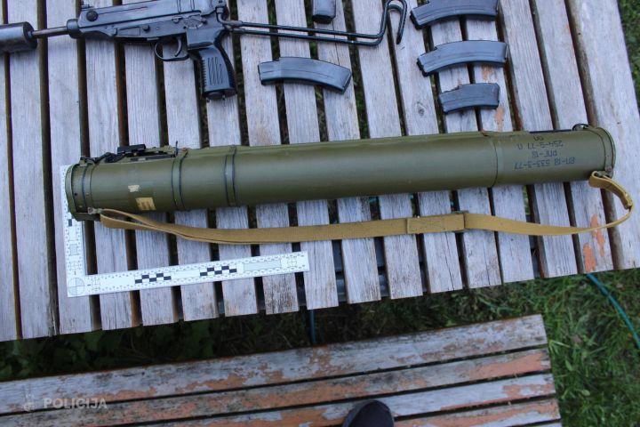 FOTO: Vīrietis vairākos slēpņos glabājis mašīnpistoles, pistoles ar klusinātājiem un prettanku ieroci