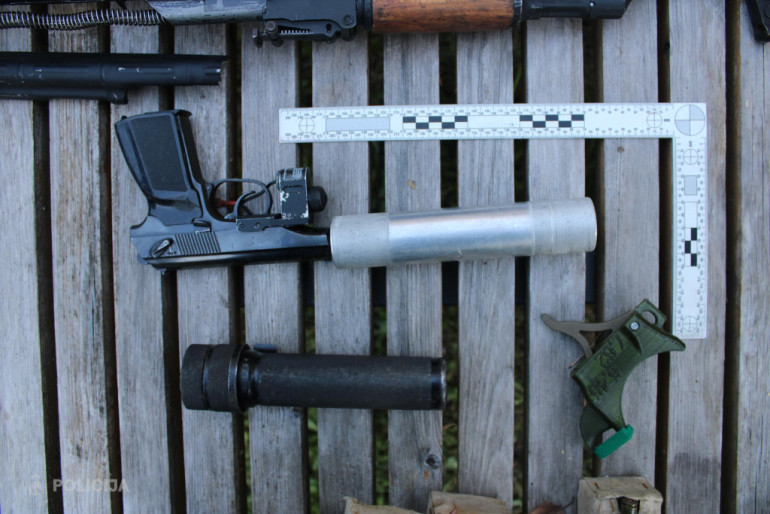 FOTO: Vīrietis vairākos slēpņos glabājis mašīnpistoles, pistoles ar klusinātājiem un prettanku ieroci