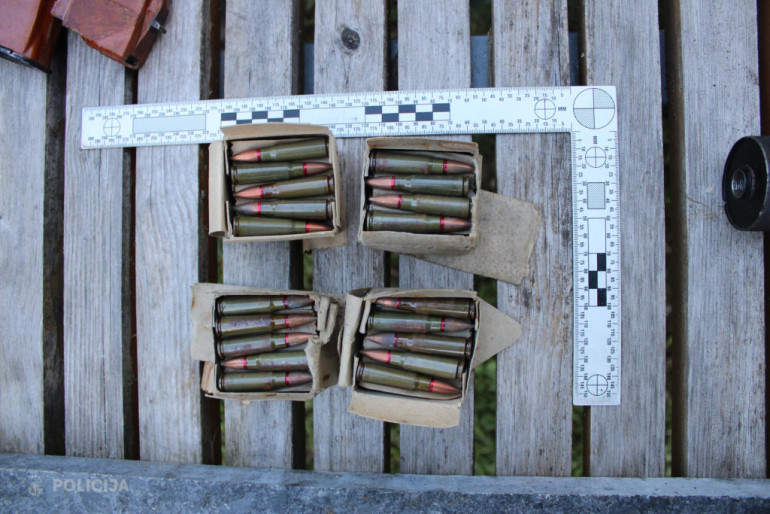 FOTO: Vīrietis vairākos slēpņos glabājis mašīnpistoles, pistoles ar klusinātājiem un prettanku ieroci