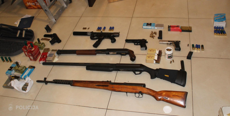 FOTO: Vīrietis vairākos slēpņos glabājis mašīnpistoles, pistoles ar klusinātājiem un prettanku ieroci