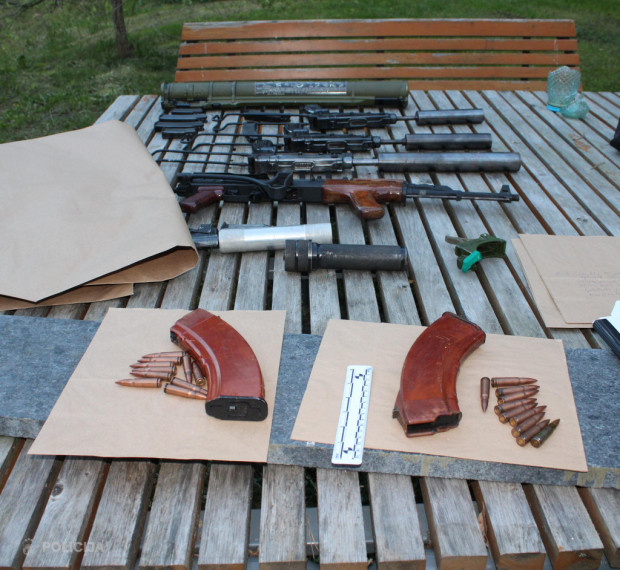 FOTO: Vīrietis vairākos slēpņos glabājis mašīnpistoles, pistoles ar klusinātājiem un prettanku ieroci